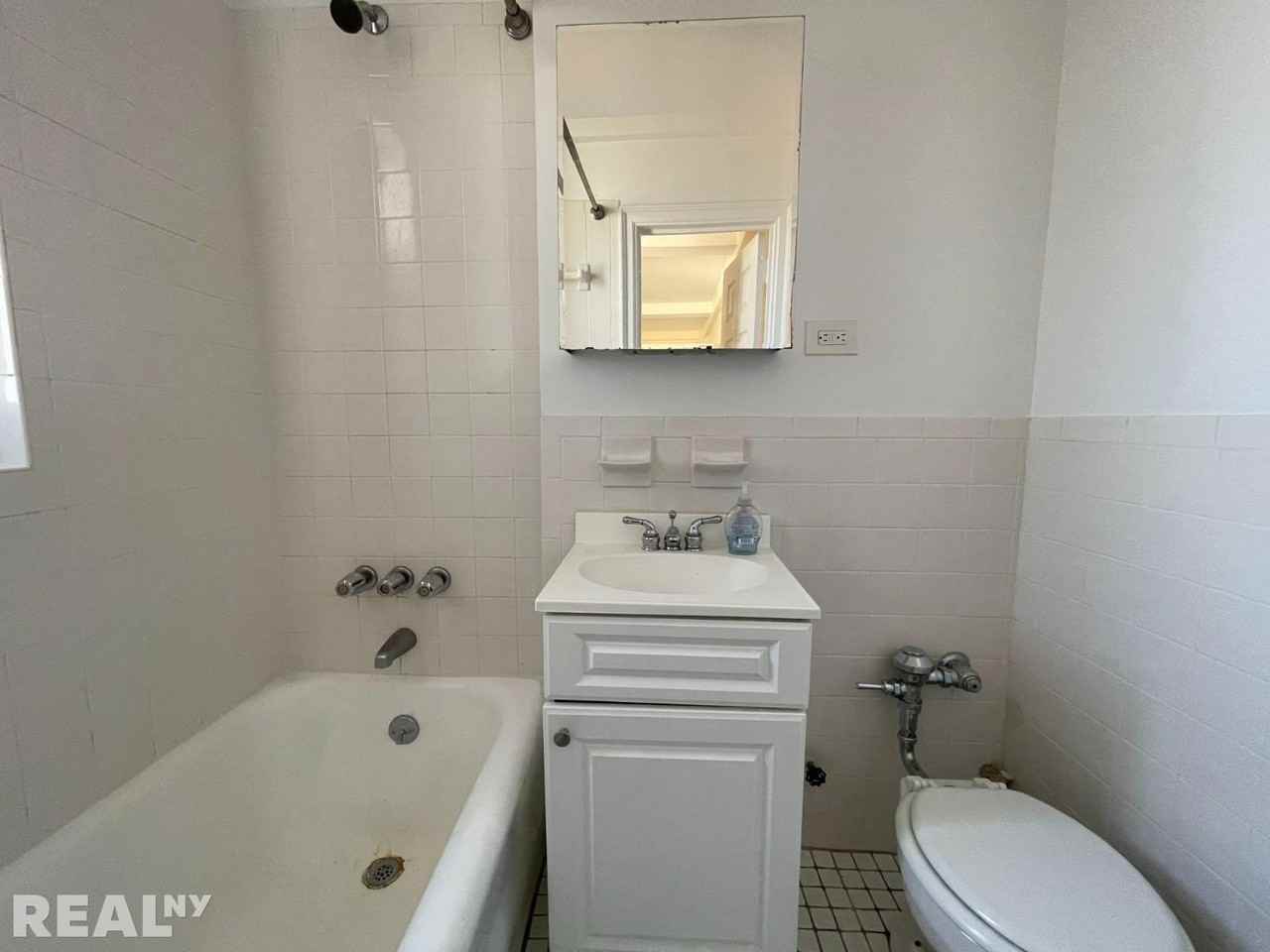 850 Amsterdam Ave #15E - Photo 4 of 5