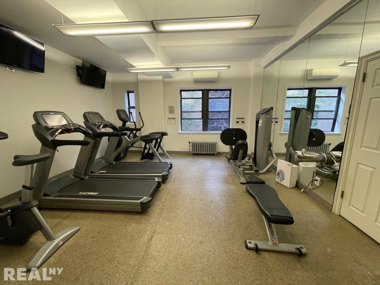 850 Amsterdam Ave #15E - Photo 5 of 5