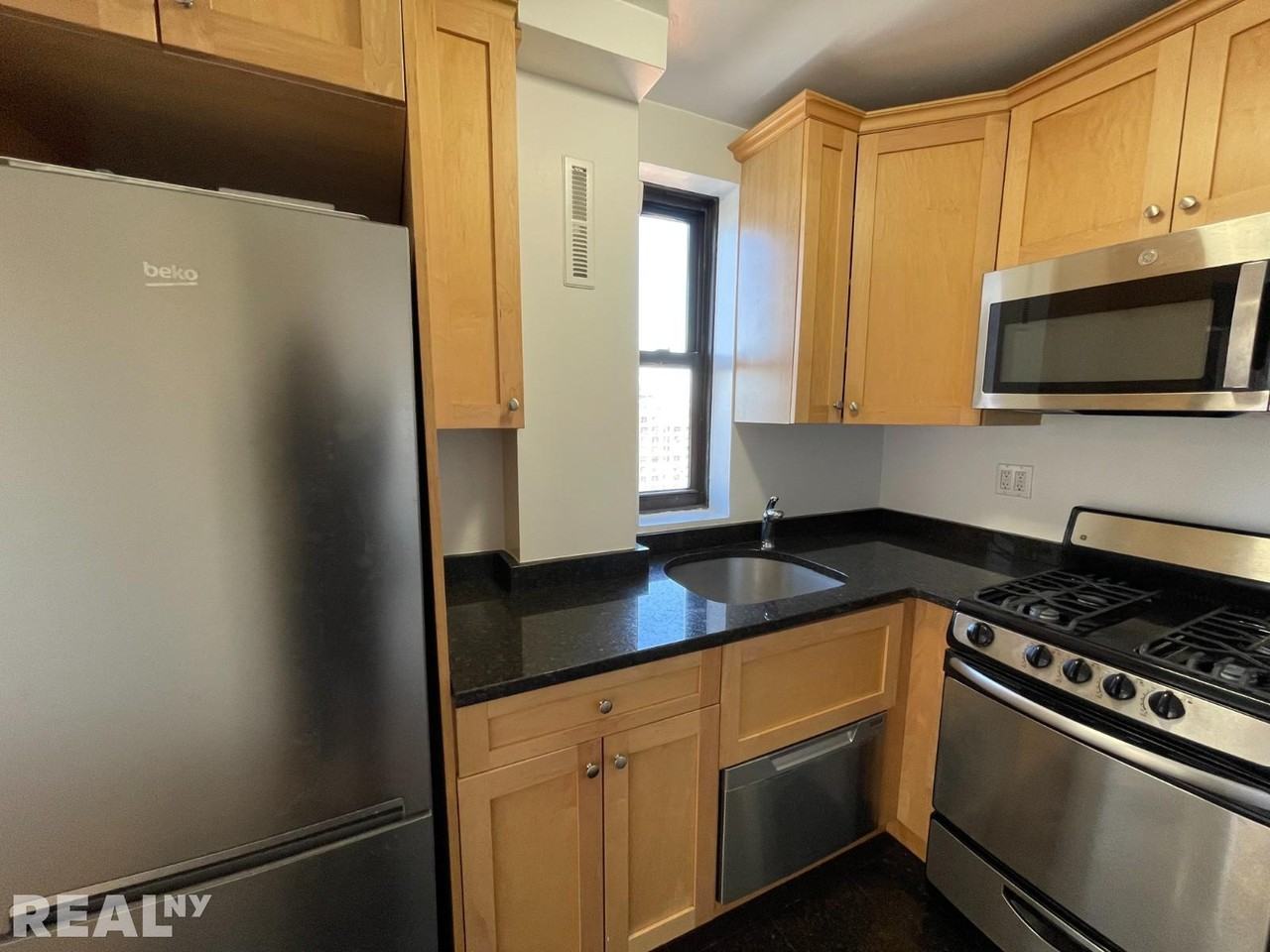 850 Amsterdam Ave #17D - Photo 3 of 5