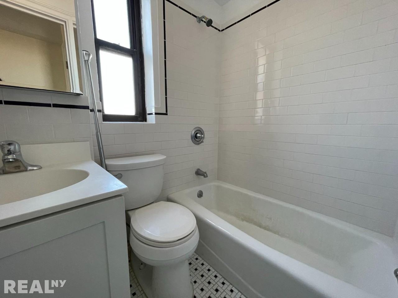 850 Amsterdam Ave #17D - Photo 4 of 5