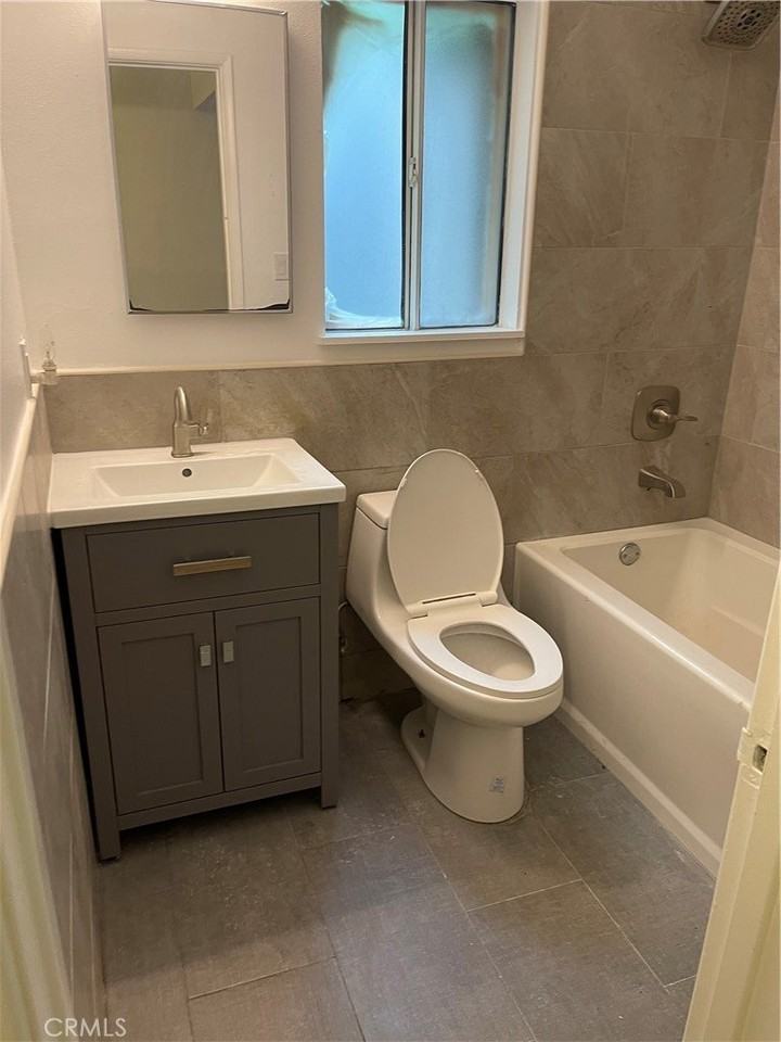 835 E Howard St - Photo 4 of 7