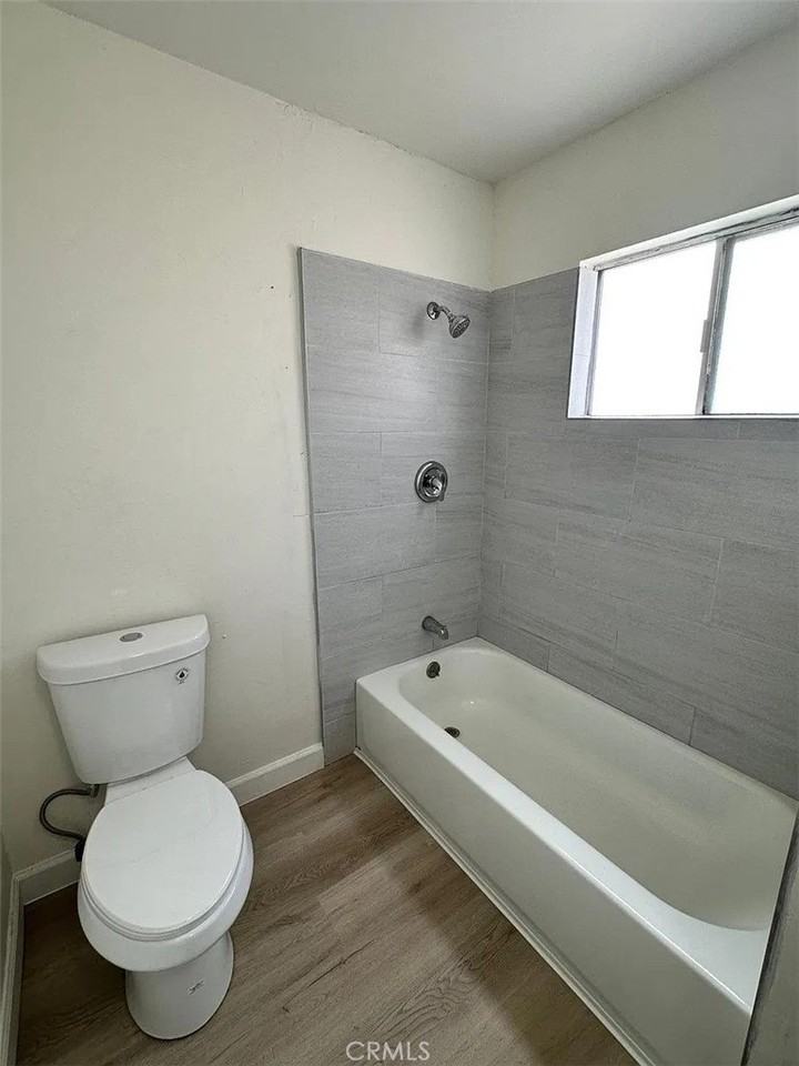 558 Benjamin St - Photo 2 of 7