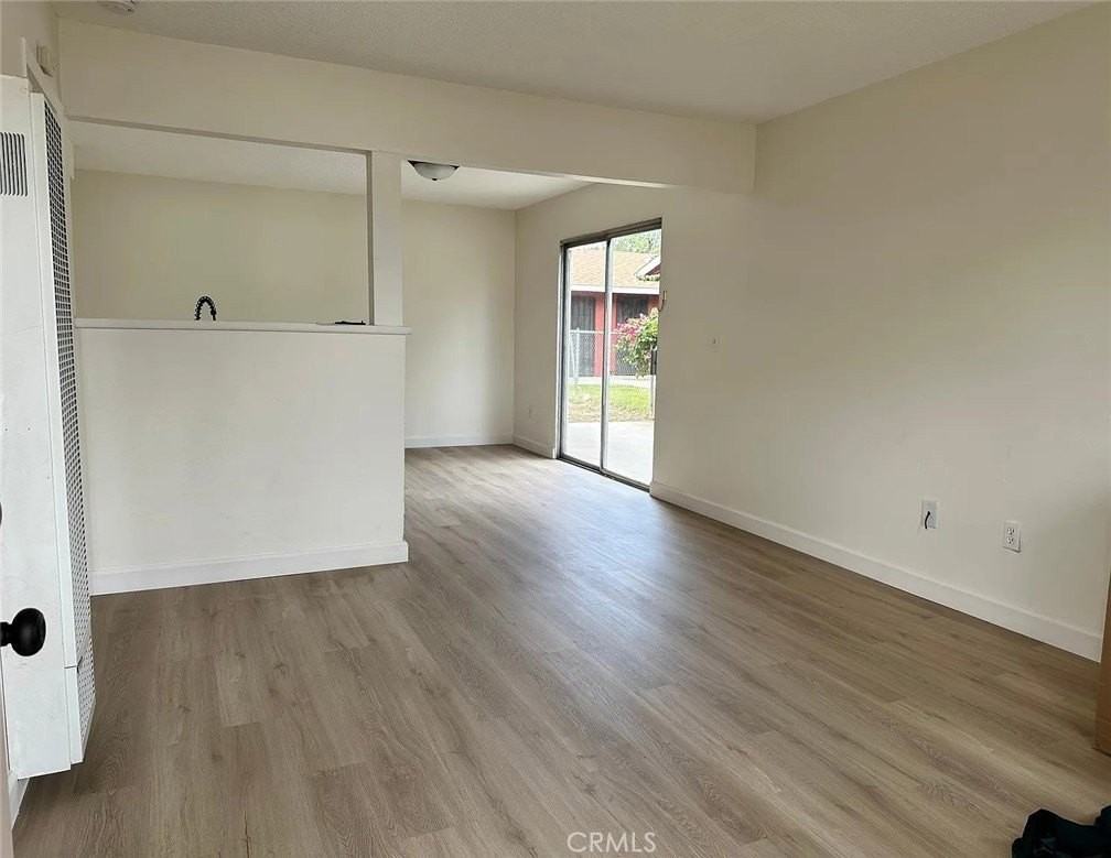 558 Benjamin St - Photo 5 of 7