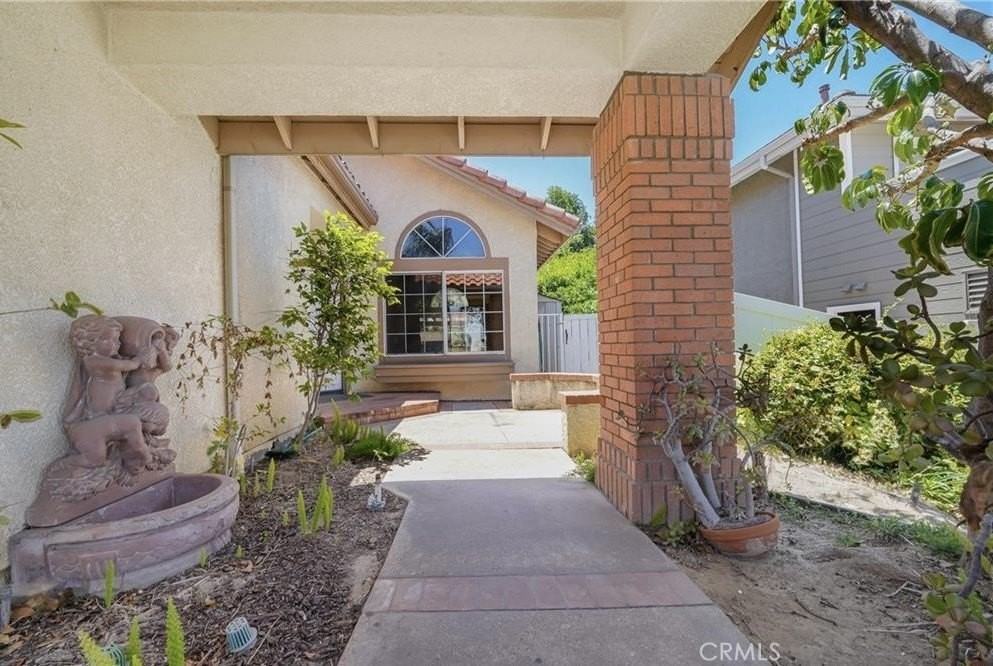 2230 Bloomfield Ln - Photo 2 of 6