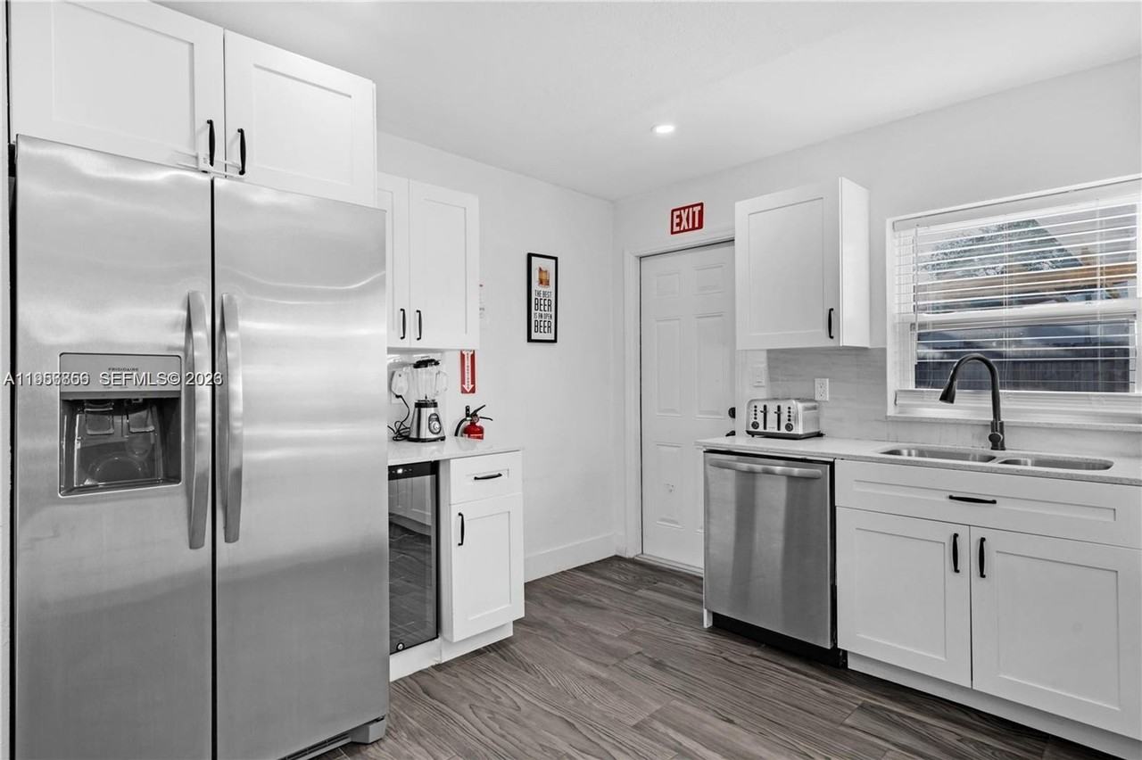 6661 Freedom St - Photo 3 of 16