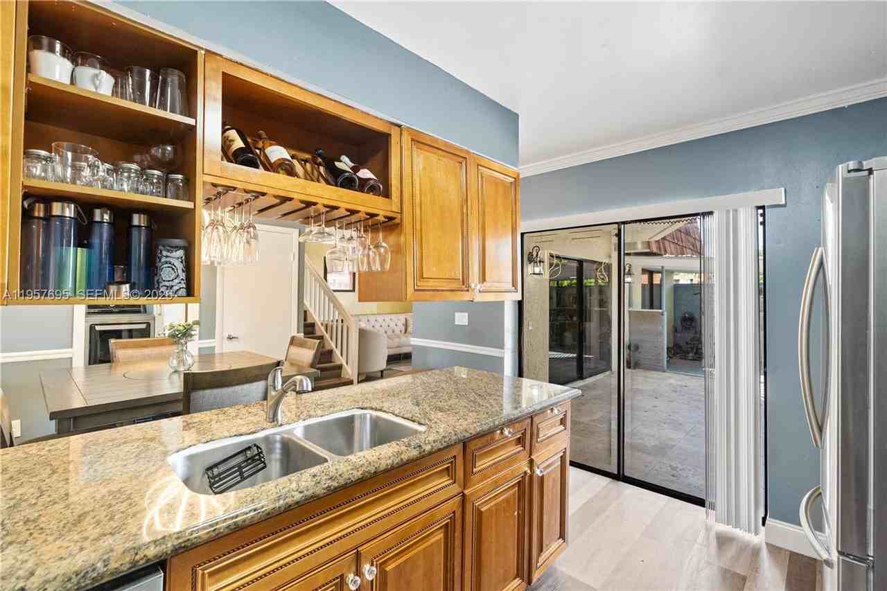 1600 Coral Ave - Photo 3 of 14