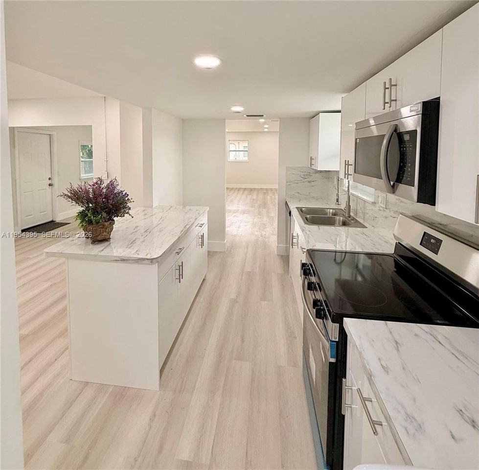 4431 Nw 13th St - Photo 3 of 19