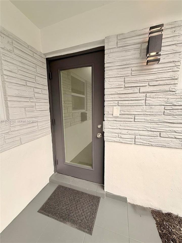 4431 Nw 13th St - Photo 6 of 19