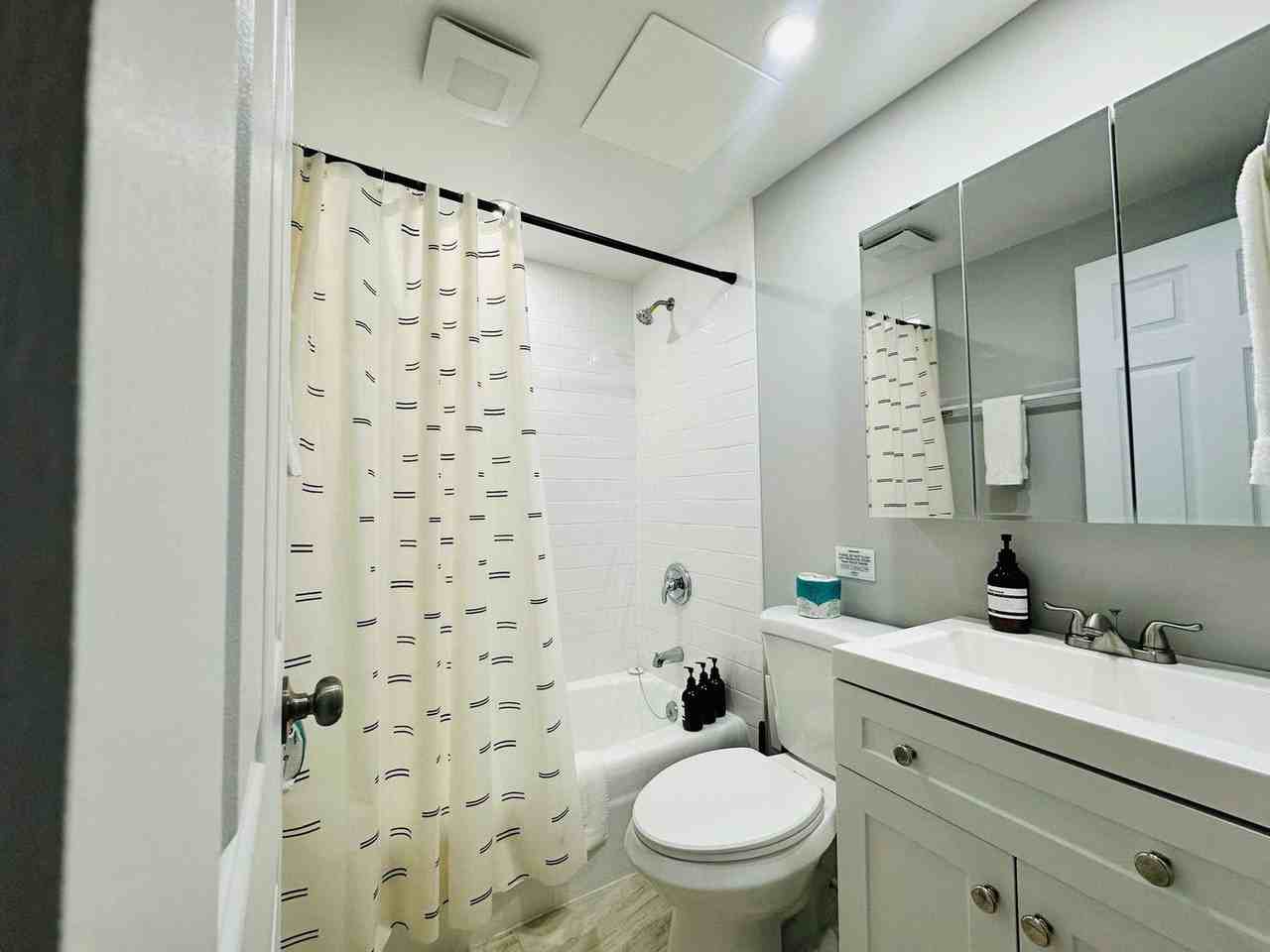 3161 N Cambridge Ave #1042057P - Photo 4 of 7