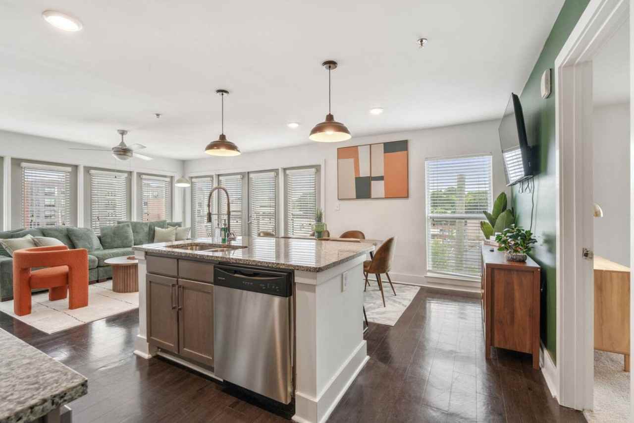 841 Memorial Dr Se #1383532P - Photo 3 of 44