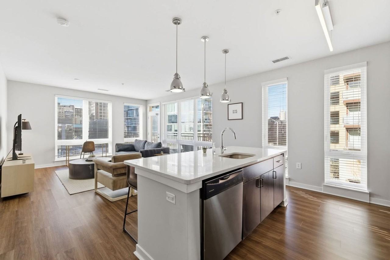 421 East Market Street - Photo 3 of 29