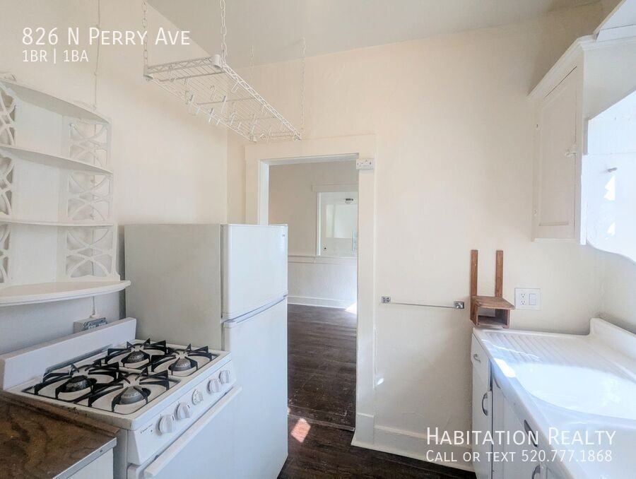 826 N Perry Ave - Photo 2 of 19