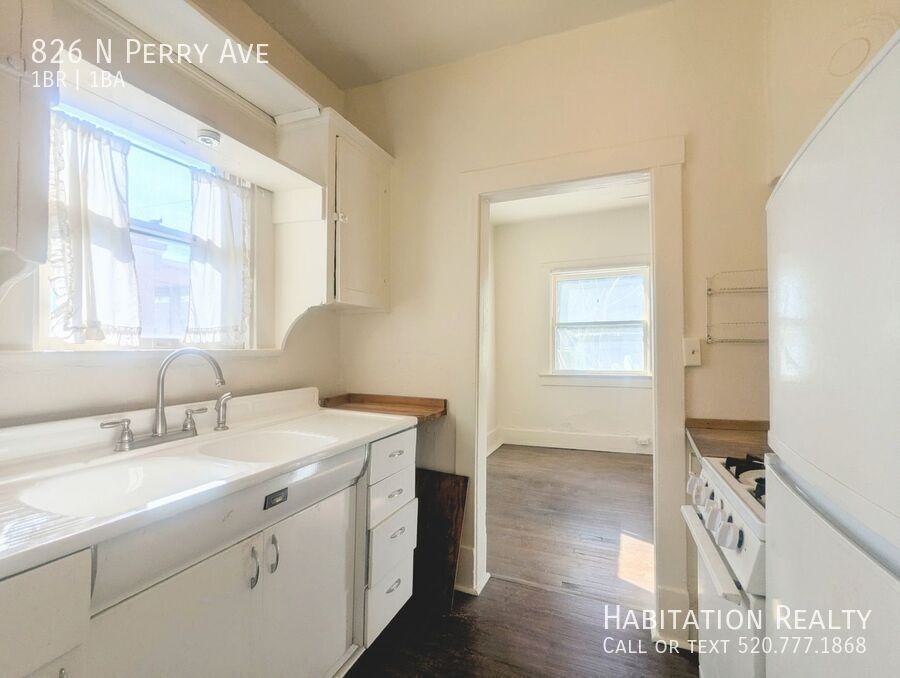 826 N Perry Ave - Photo 4 of 19