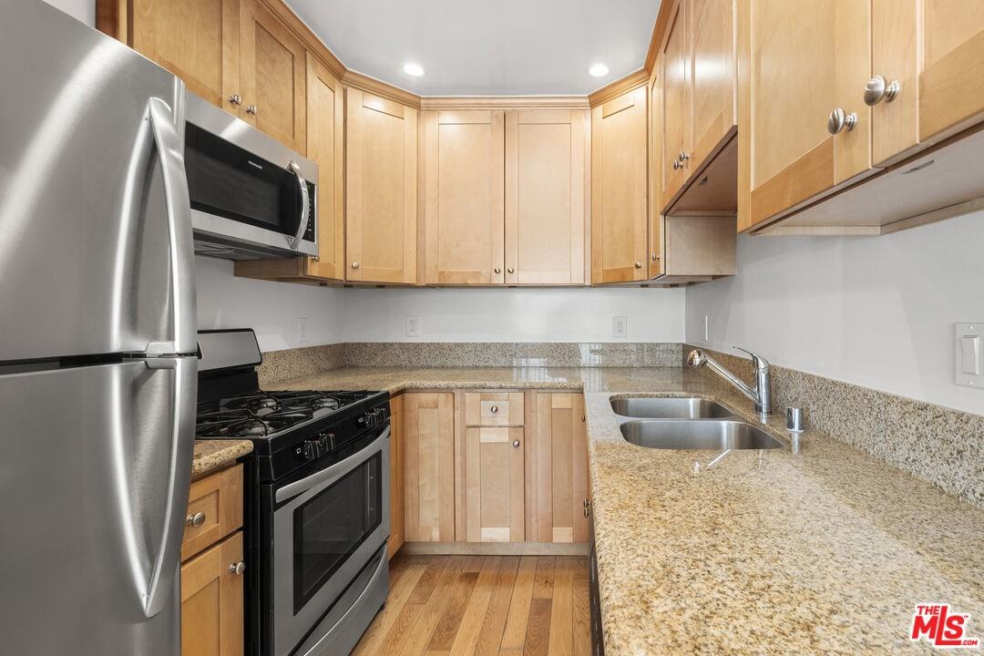 923 N San Vicente Blvd #923-7 - Photo 3 of 15