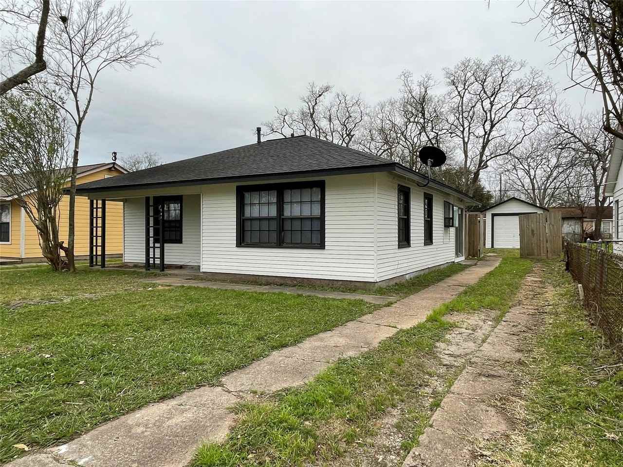 1941 N Avenue H #1941 - Photo 4 of 31