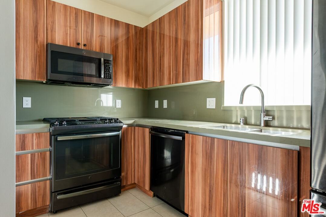 5531 La Mirada Ave #5531-403 - Photo 5 of 10