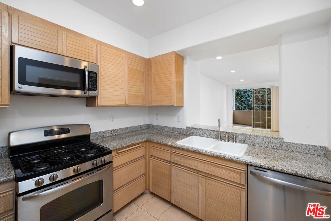 930 N Doheny Dr #930-206 - Photo 4 of 29