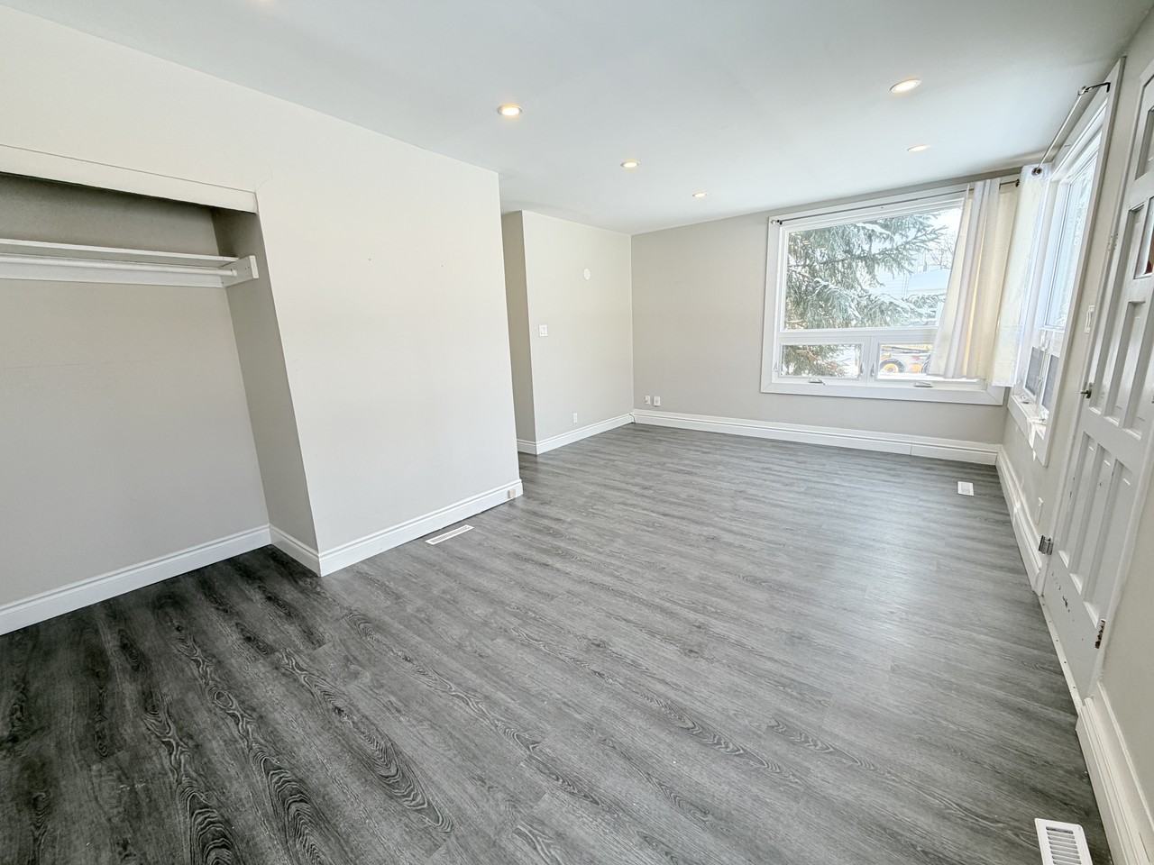 483 Wellington St #MAIN - Photo 2 of 12