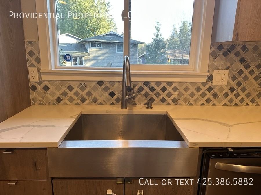 10521 Ne 139th St - Photo 4 of 25