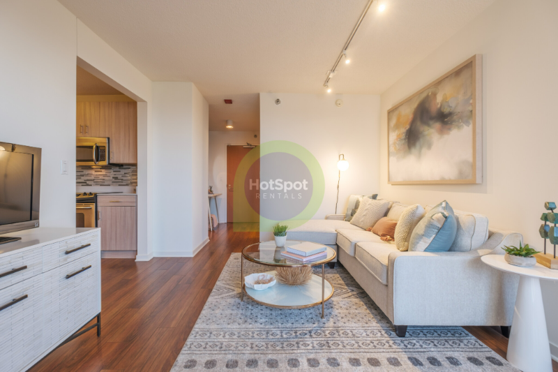 542 N Kingsbury St - Photo 3 of 16