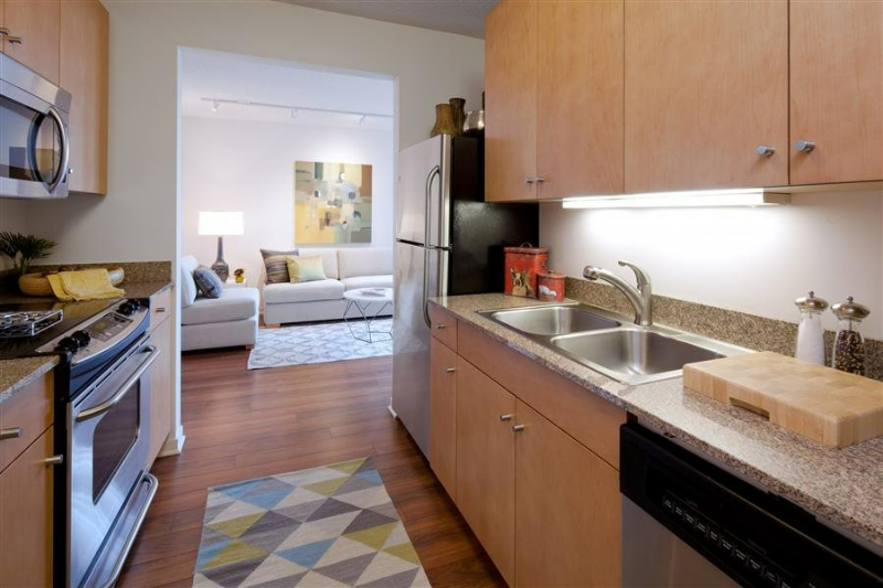 542 N Kingsbury St - Photo 4 of 16