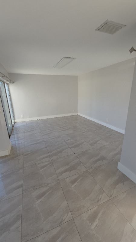 5913 Lincoln St - Photo 3 of 32