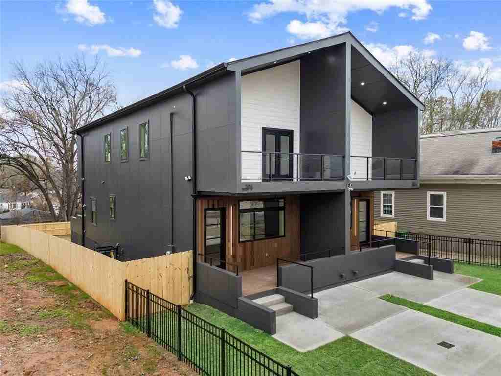 582 Hope St Sw - Photo 2 of 50