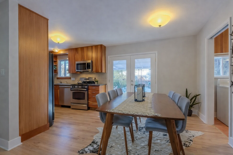 880 35th St #A - Photo 4 of 17