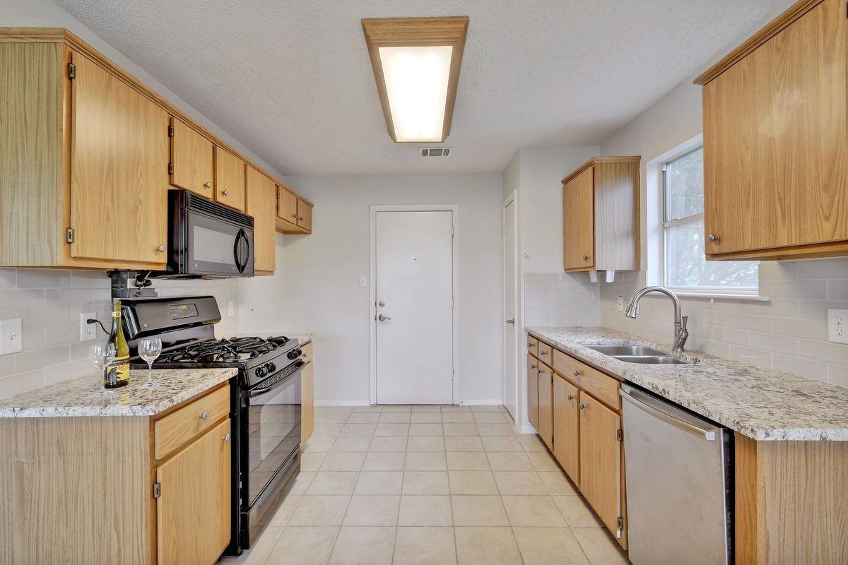 1609 Lantern Light Dr - Photo 2 of 13