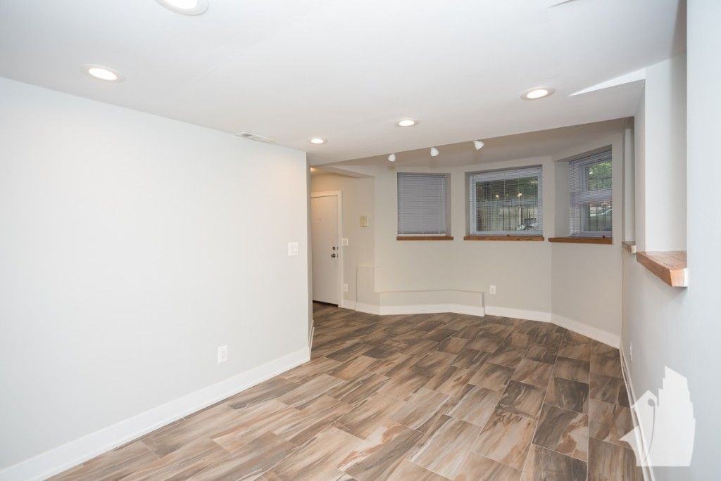 2326 N Southport Ave - Photo 2 of 6