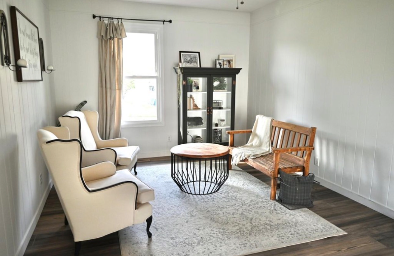 802 Longview Dr - Photo 3 of 12