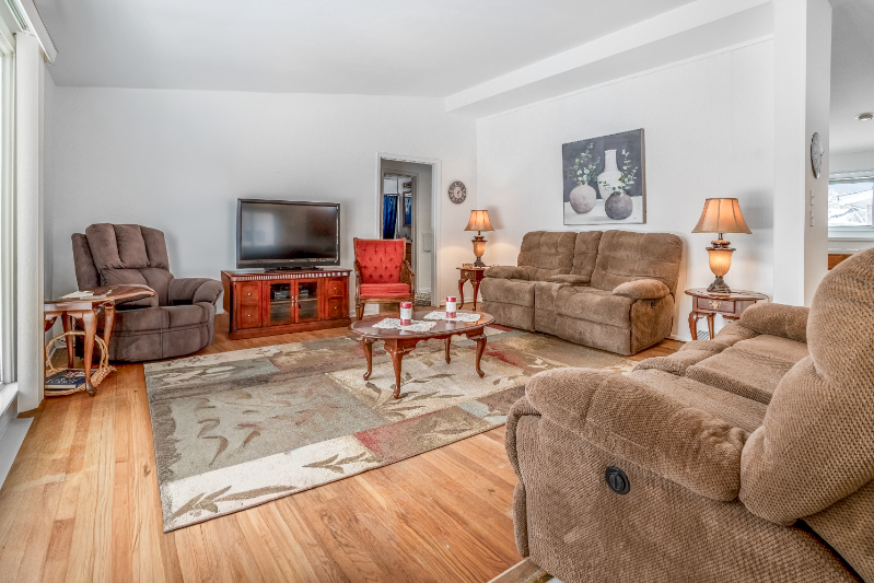 7621 Amboy St - Photo 3 of 19