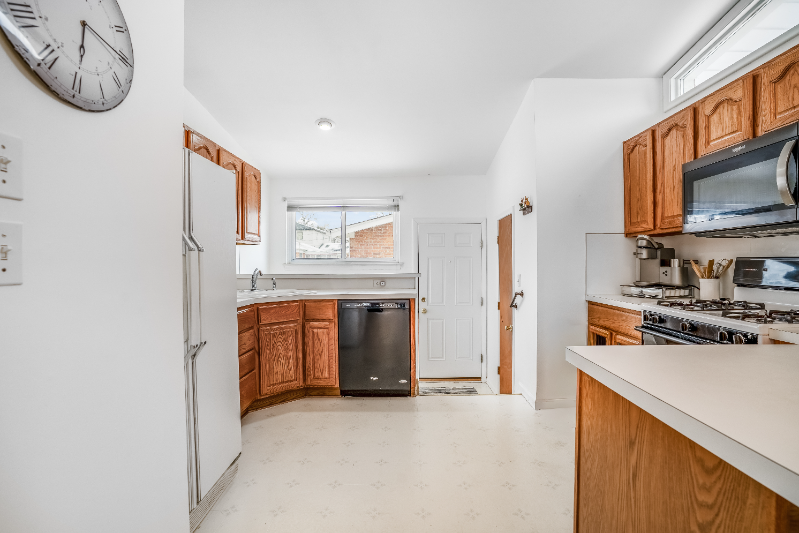 7621 Amboy St - Photo 7 of 19