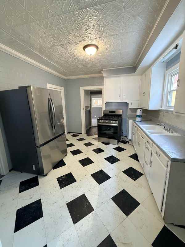 610 E Market St - Photo 2 of 10