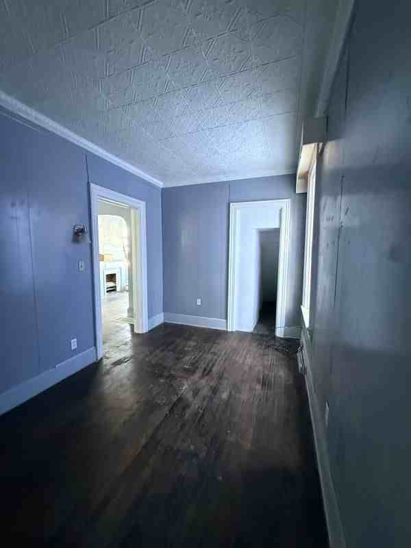 610 E Market St - Photo 6 of 10