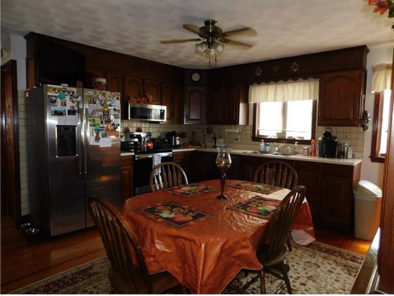 242 Market St #2 - Photo 4 of 7