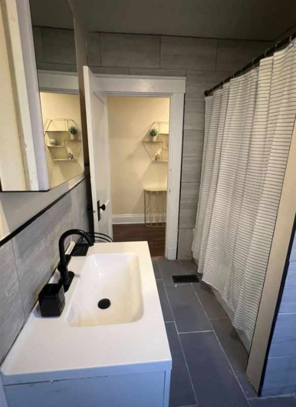 2121 Burnet Ave - Photo 2 of 15