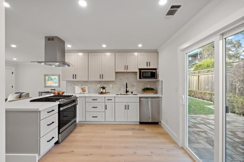 242 Thurston St - Photo 4 of 9