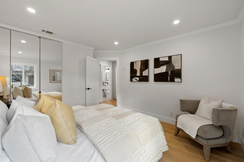 242 Thurston St - Photo 5 of 9