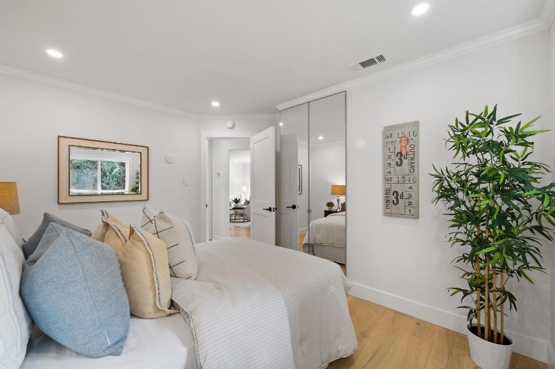 242 Thurston St - Photo 6 of 9