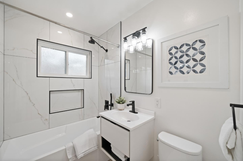 242 Thurston St - Photo 7 of 9