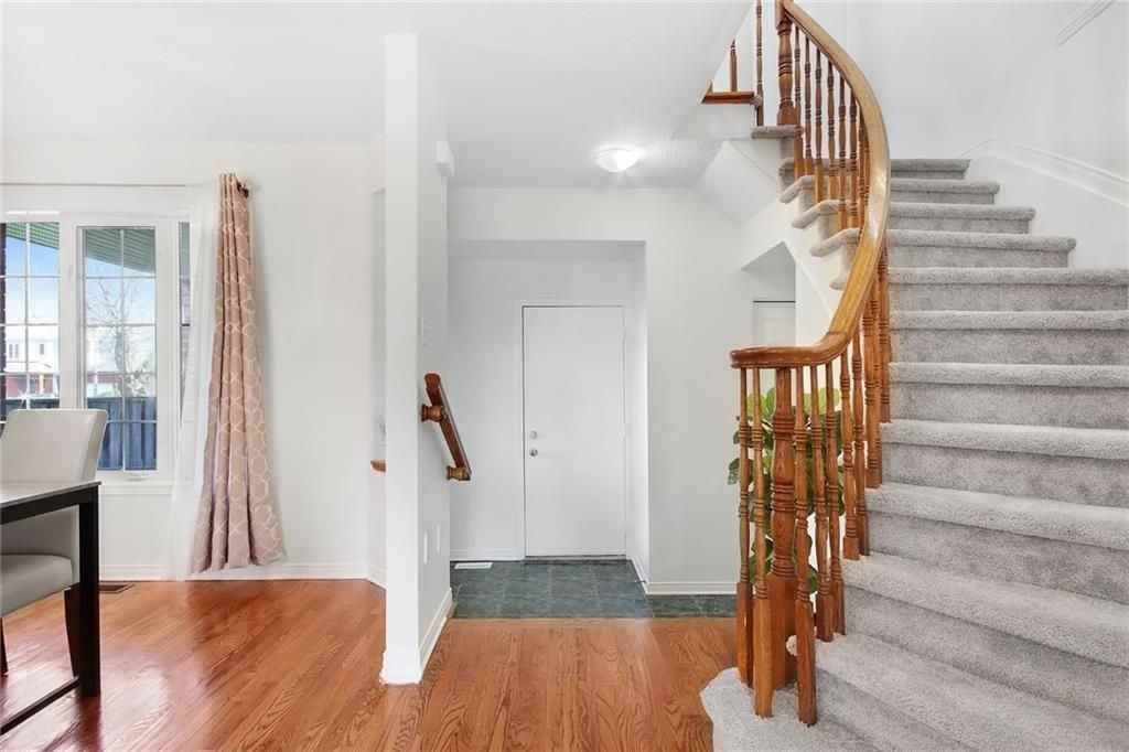 77 Daventry Crescent - Photo 3 of 29