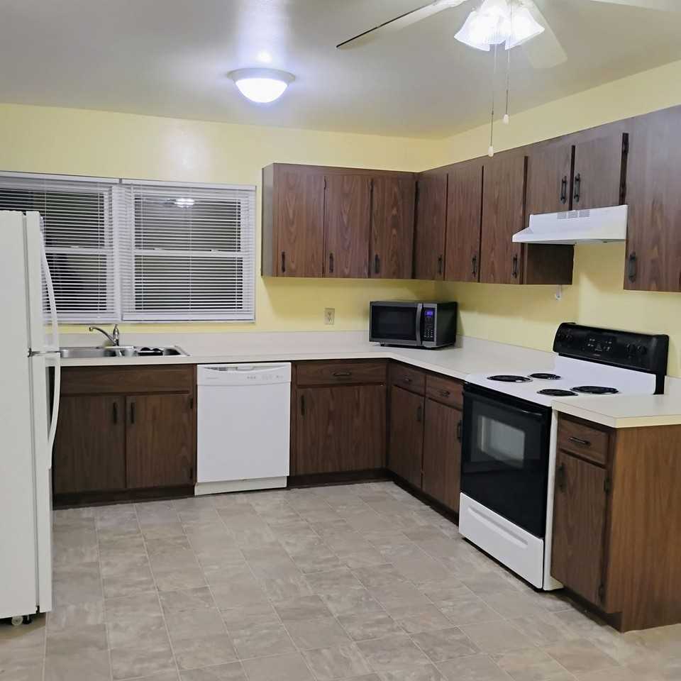 467 Hunter Cir - Photo 3 of 21