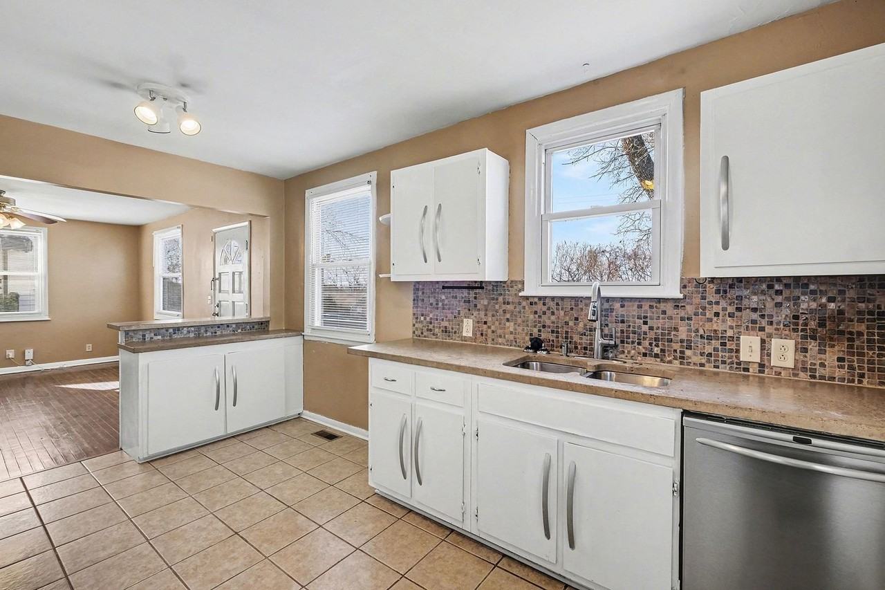 302 Sentinel Dr - Photo 5 of 16