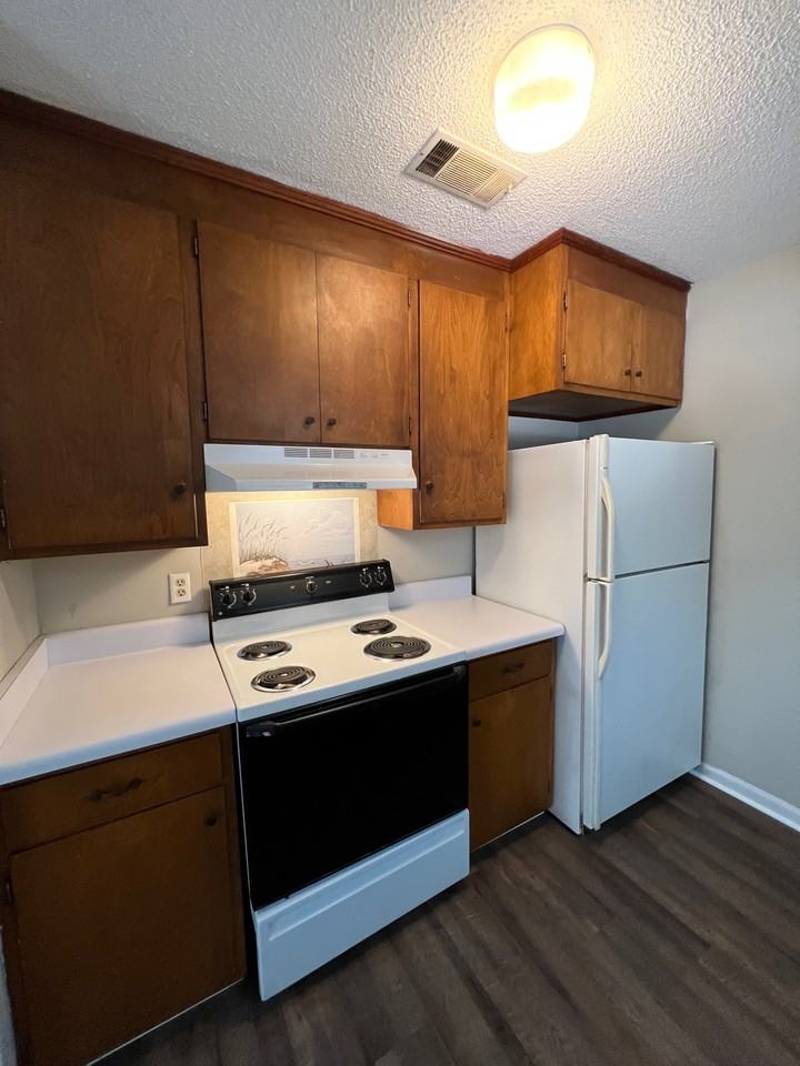 212 Henderson St #NA - Photo 4 of 18