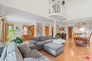 925 Dickson St - Photo 3 of 8