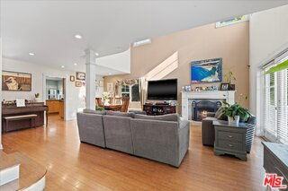 925 Dickson St - Photo 6 of 8