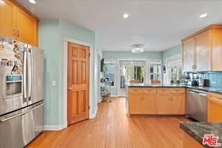 925 Dickson St - Photo 7 of 8