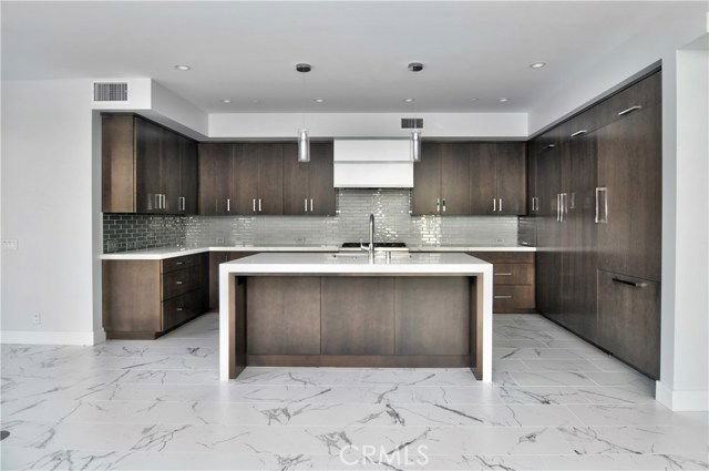 621 Narcissus Ave - Photo 2 of 8