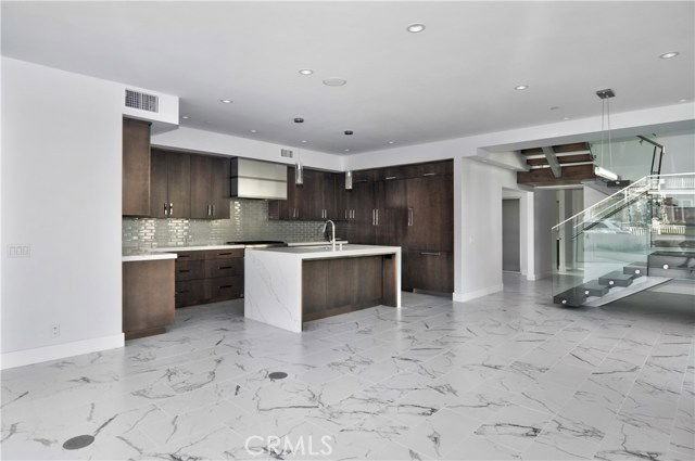 621 Narcissus Ave - Photo 3 of 8